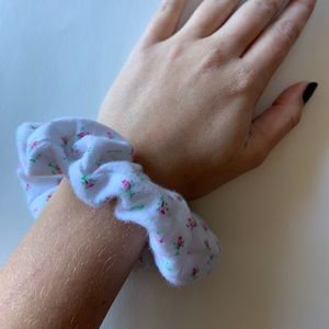 rose scrunchie